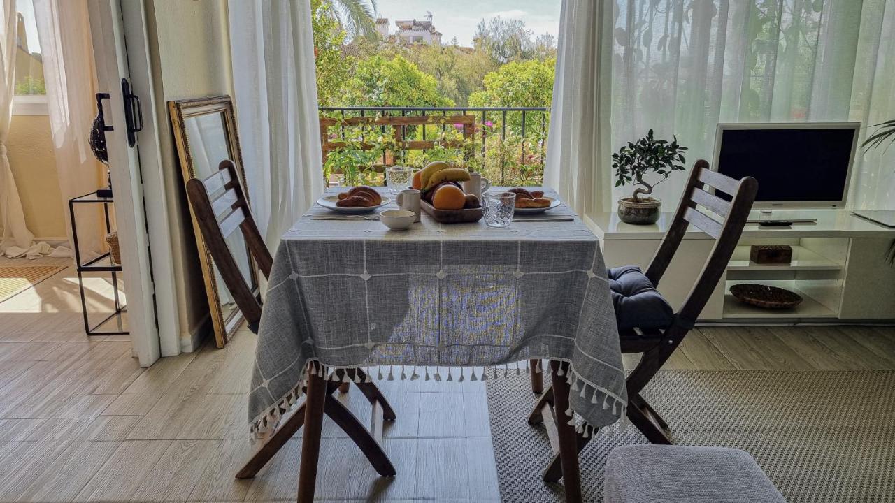 Mesa comedor con desayuno