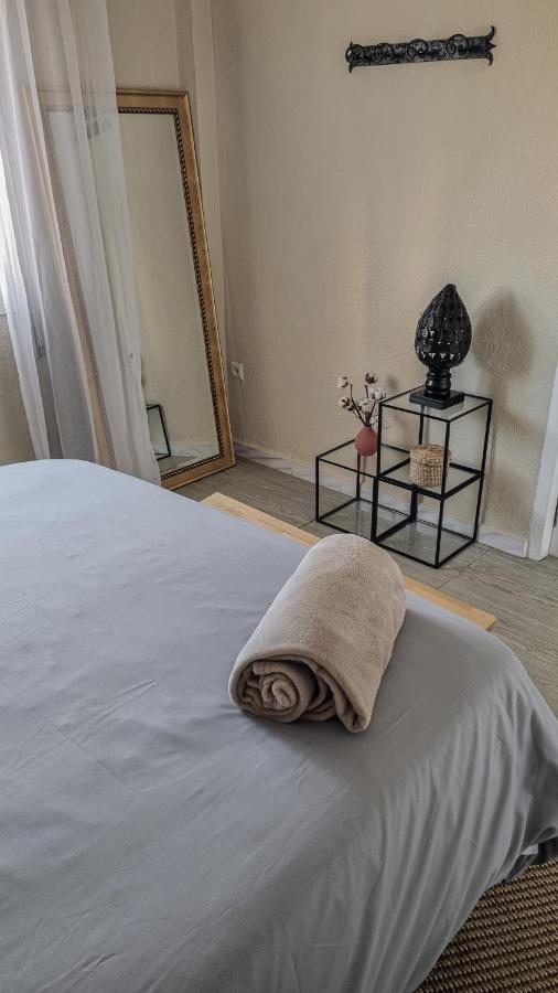 Detalle habitación con espejo y toalla
