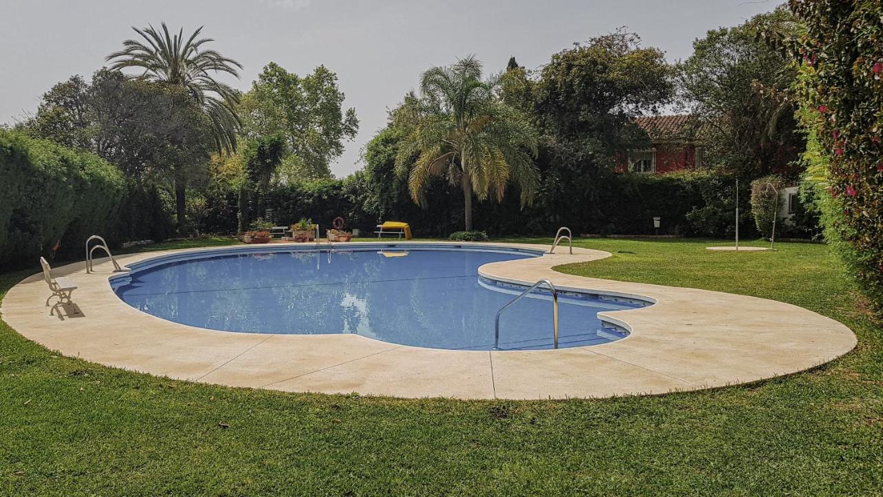 Piscina y jardín