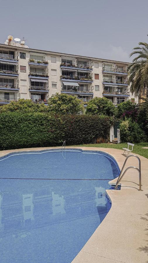 Piscina con el edificio al fondo