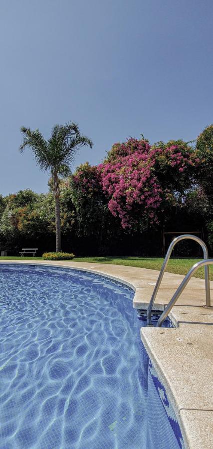 Piscina con buganvilla rosa